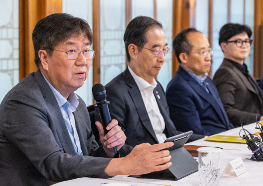 김대기 대통령 비서실장이 18일 오후 서울 종로구 총리 서울공관에서 당정 관계자가 참석한 가운데 열린 고위당정협의회에서 발언하고 있다. 이날 고위당정협의에서는 후쿠시마 원전 오염수 관련 대응 상황을 점검하고 중대 범죄자 신상 공개 확대 방안 등이 논의됐다.<연합뉴스>
